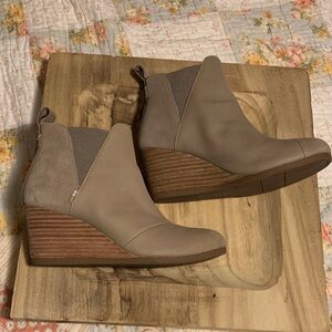 Toms Kelsey Wedge Leather/Suede Taupe Ankle Boots SIZE 6 1/2 Great Condition